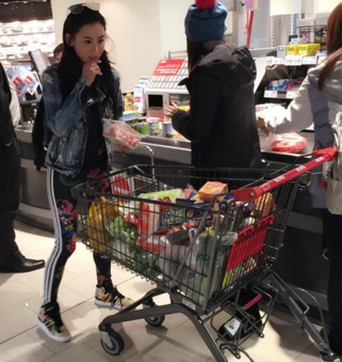 热点话题:郭晶晶穿睡衣买菜有点邋遢, 而娜扎买