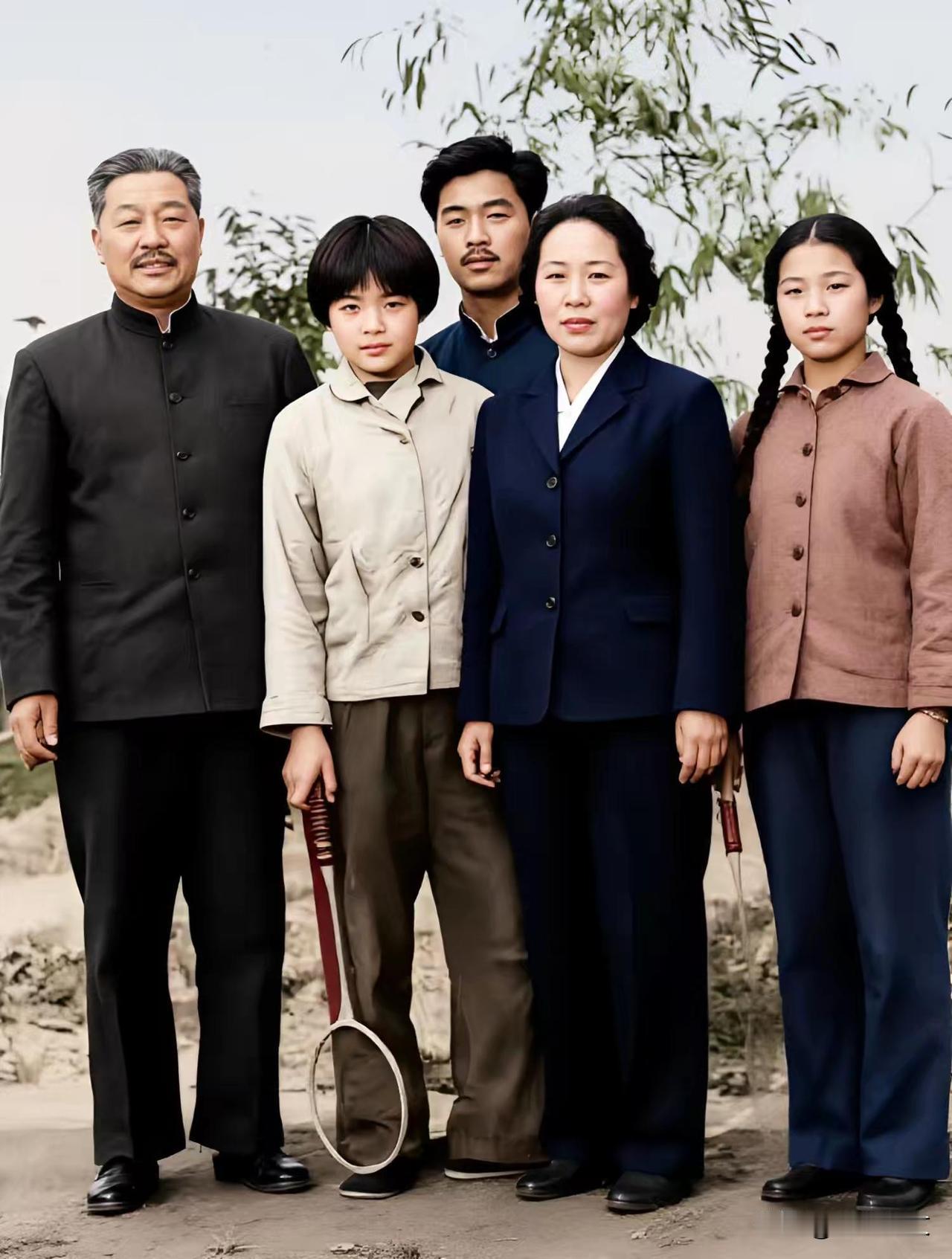 历史时光珍贵老照片：1964，贺龙元帅全家福，硝烟之外的人间烟火。从左至右: