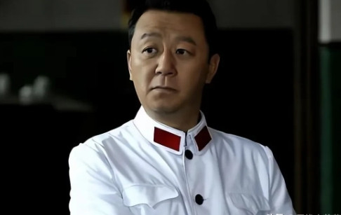 三代经商不如祖上扛枪，说的就是江德福一家。江德福是司令，大儿子江卫国是摩步旅旅长