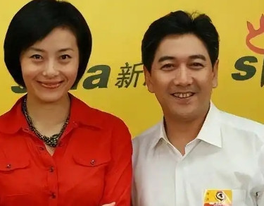 2007年，水均益的妻子意外瘫痪，他毫不犹豫选择和妻子离婚，女儿哭着恳求：爸爸，