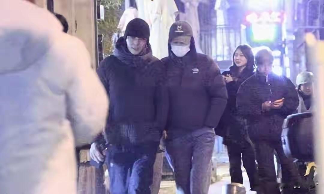 何穗这个女人，凭什么？36岁，生过孩子，深夜街头挽着陈伟霆散步，笑得比当年走维密