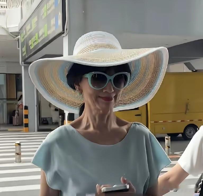 70多岁，褶子肯定是有的，皮肤松垮也是一定的，好在身材苗条、精神状态好，区别于一