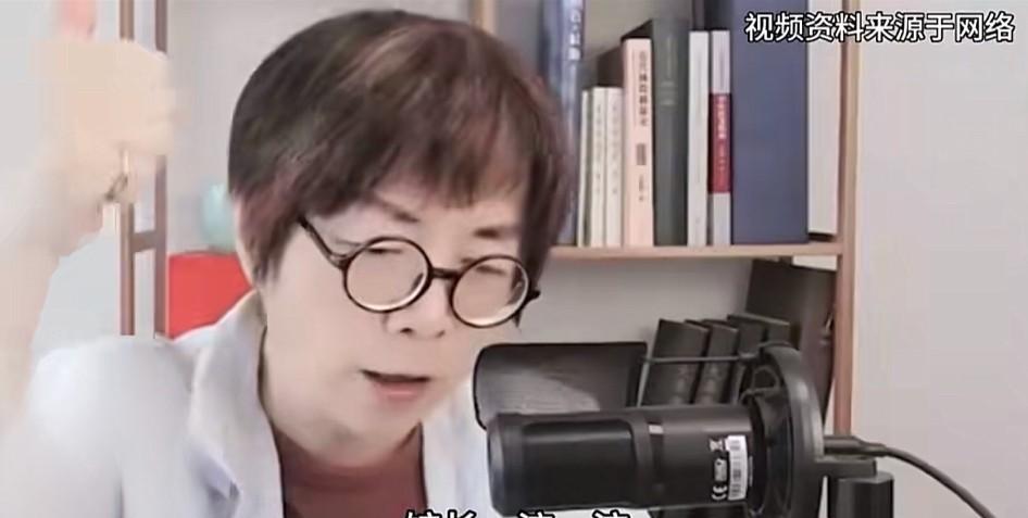 看看黄智贤对网红馆长的评价，你大概就能明白很多事了。黄智贤说，他一会靠“蓝”，
