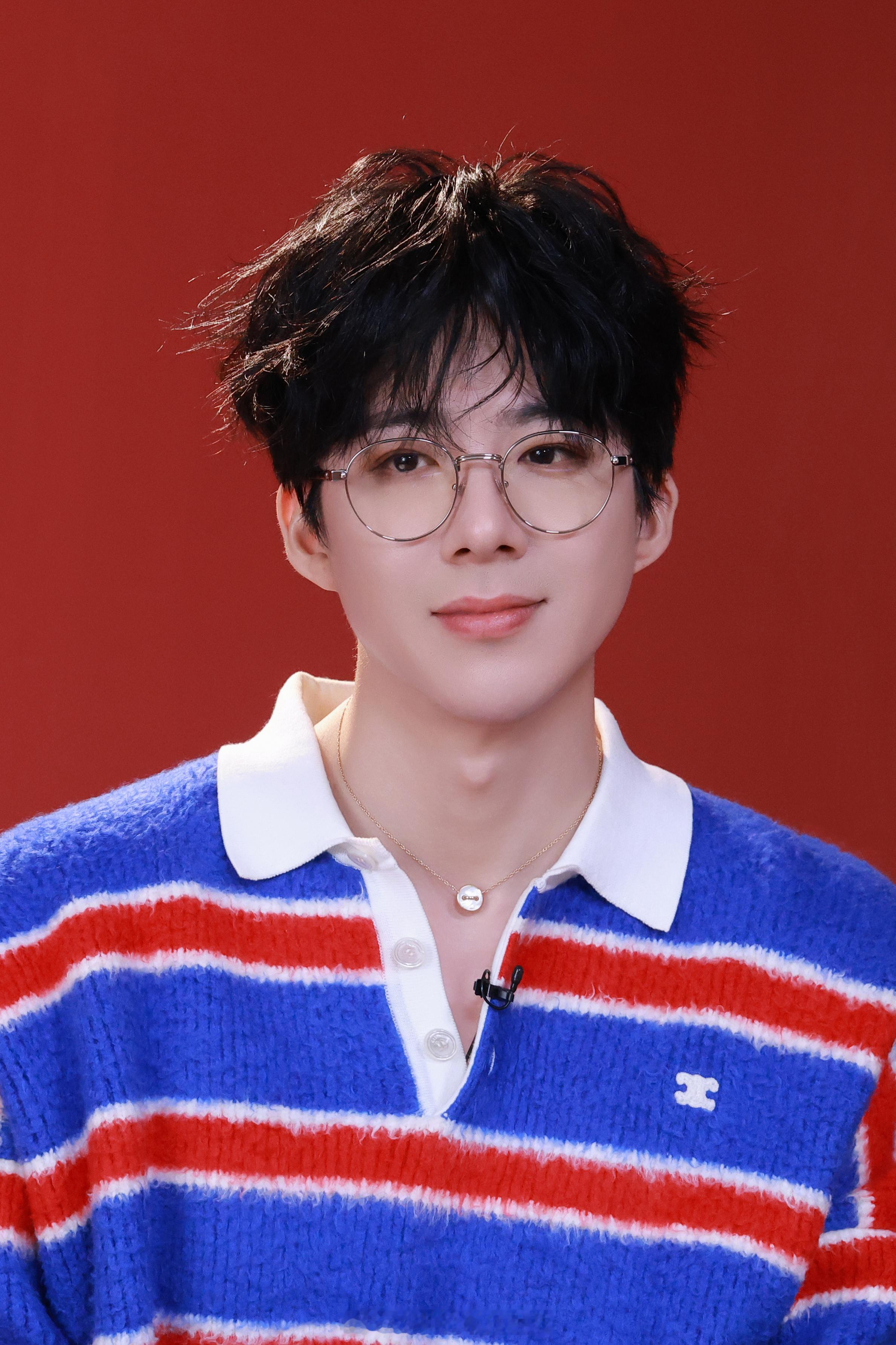 少年的碎发都染得温柔，眼镜后的目光像藏了半颗糖。听你的歌声，是我最开心的小事。刘