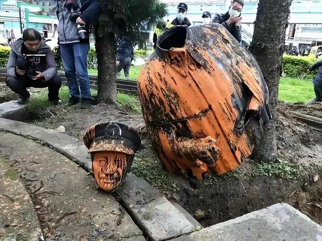 蒋介石在台湾的760座雕像，现在已全部拆除，说起来真讽刺，蒋介石做梦都没想到，自