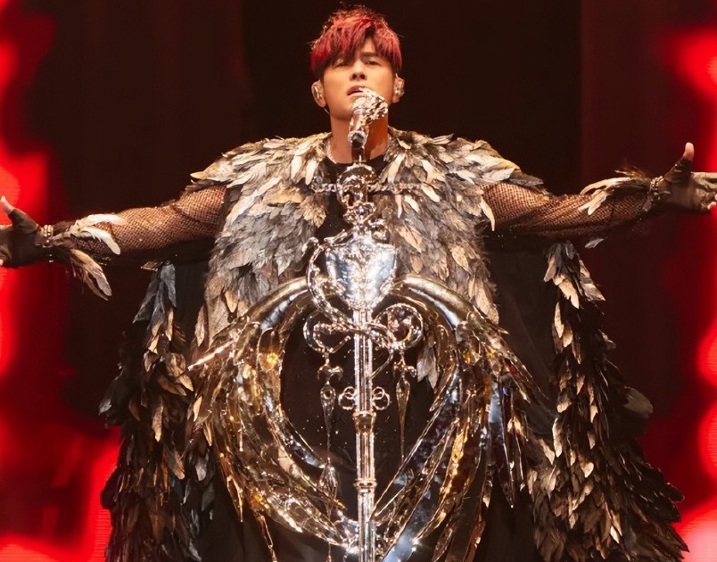 结婚之前周杰伦的演唱会还好，结婚之后感觉就是为了圈钱一样了，嘉宾唱一半时间，杂技