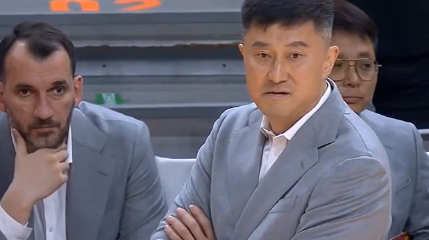 杜锋怒斥裁判遭罚 慢镜头还原关键转折瞬间