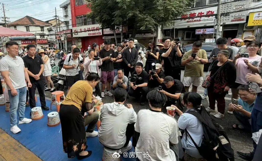 我给雷军提个建议，让拍摄团队把专业设备都扔了，机器太专业显得不接地气、不亲民，这