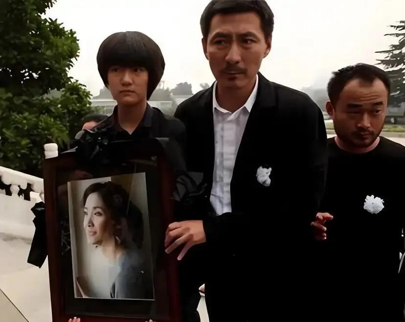 何晴走了，儿子抱遗像，一个人把后事扛到底。前夫许亚军没露面，网上骂他“凉薄