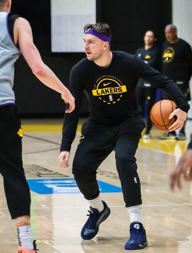 湖人社媒晒出球队最新的训练照片组图，并配文：“努力工作。”照片中，卢卡-东契