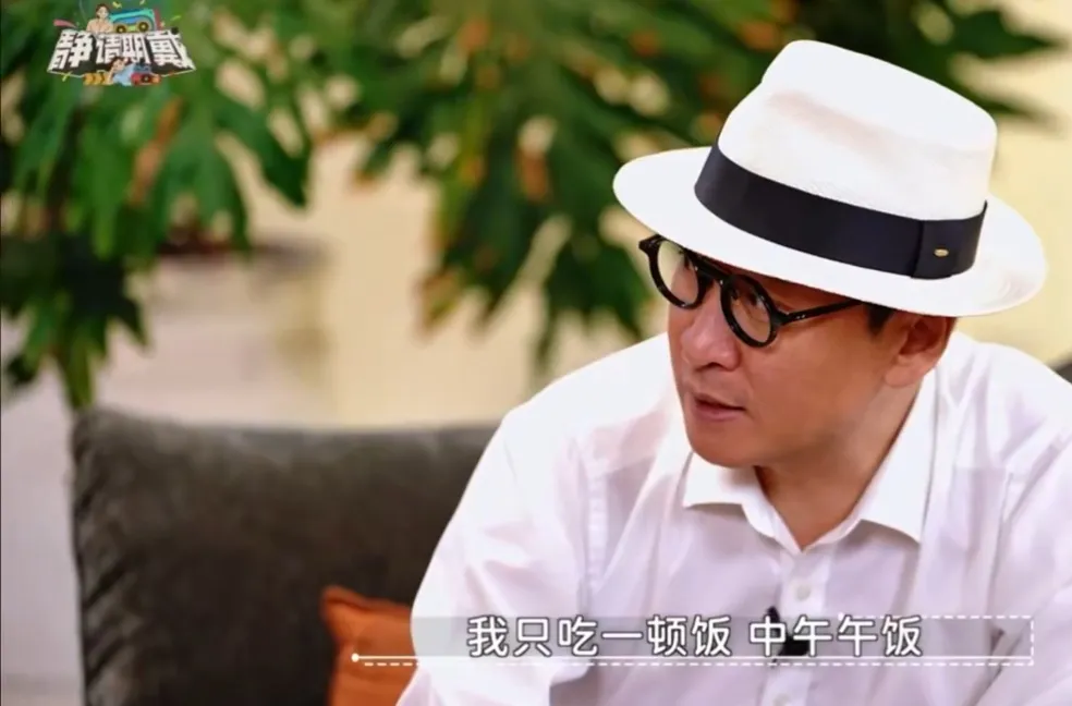 周杰最近在《静请期戴》里说的一件事，挺让人意外的。李静问他平时怎么养生，一天吃几顿饭。他想都没想：“