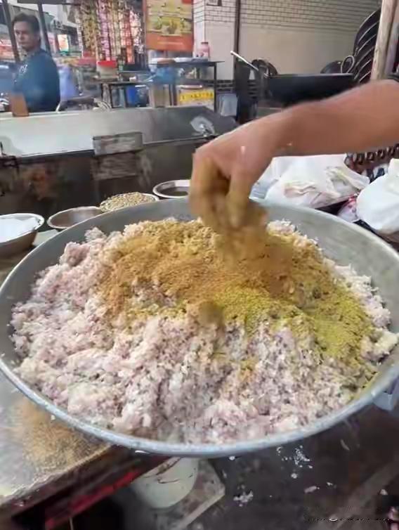 去不去印度人的饭店吃饭，得看个人喜好。印度餐有独特之处，像早餐西化，一杯牛奶配面
