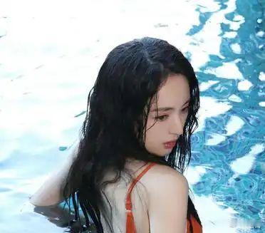 董璇2023年的泳装写真太惊艳了！气质干净清爽，天然好看，完全是清水出芙蓉的美感