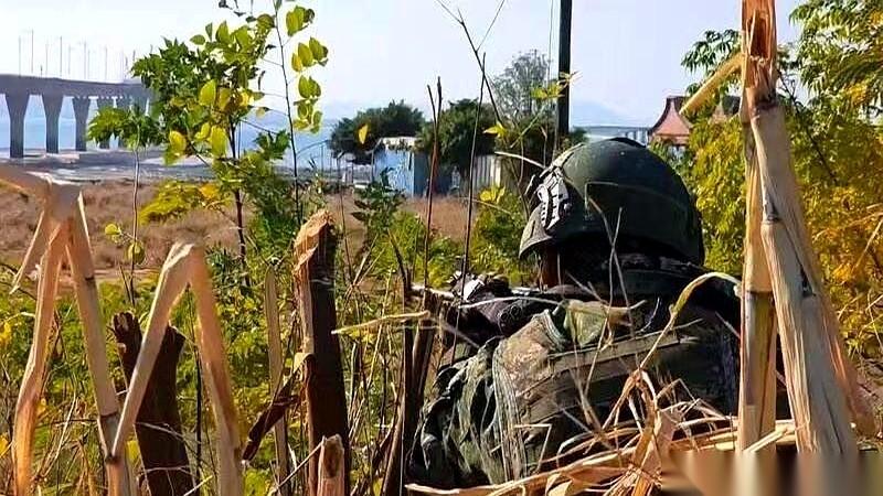 新北淡水河口，表面看风平浪静，水面下却埋着一个7亿美元的“局”。浑浊的河水里，