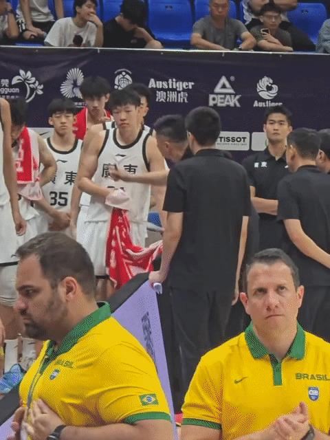 后生把路是越走越窄了，21岁的他可能不知道这次冲动对他意味着什么。场均10分钟