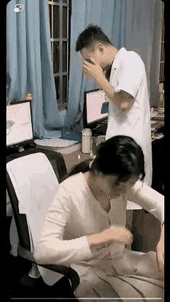 视频中，一位年轻的男医生，在给女性患者治疗的时候，也不知道瞬间发生了什么事情，让