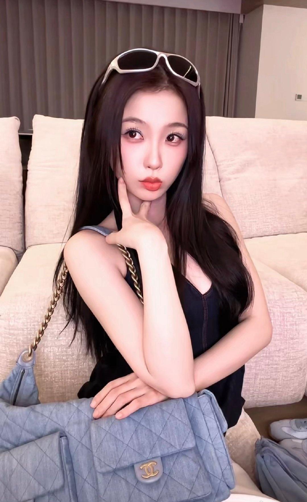 虞书欣超话我去我去，这欣欣子要干嘛呀？这么美，是要让我嫉妒吗？不行不行，我要预