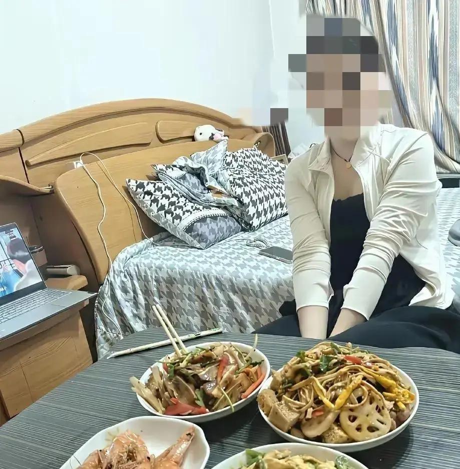 退休老教师刚丧偶，退休金一万多，立马成了相亲圈顶流。十来个女人排队见面，最后四