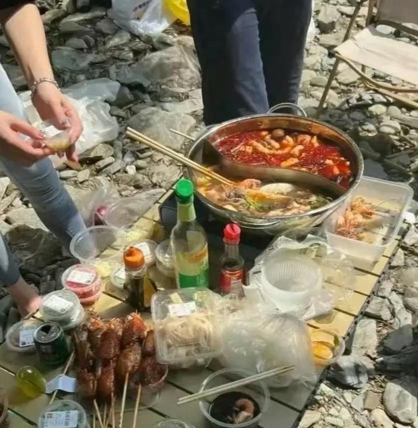 不得不说，他们心真大，竟然敢在这个地方野炊！