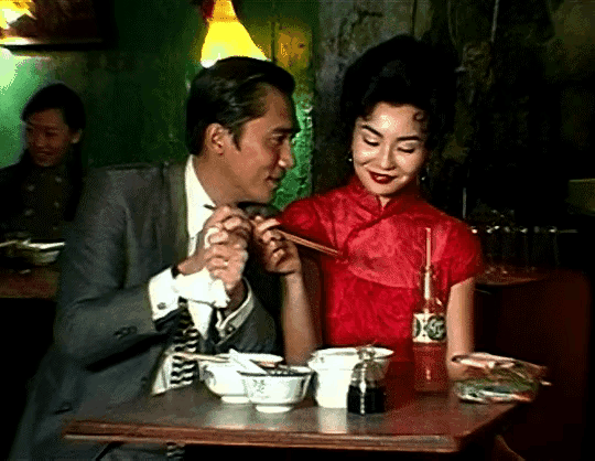 《花样年华》中梁朝伟和张曼玉吃饭这段简直绝了，暧昧的拉扯太迷梦了​​​​