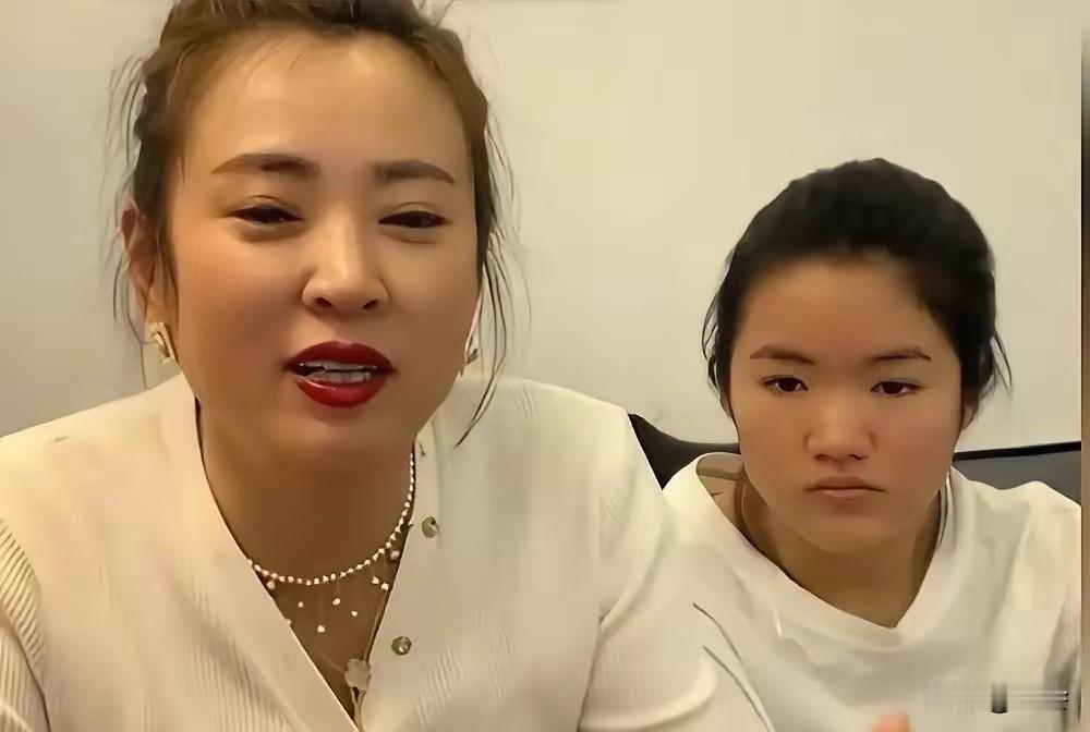 李勒优跑了。这个全网看着从大山里接出来的女孩，自己开了新号，晋妈和崔晋的号，