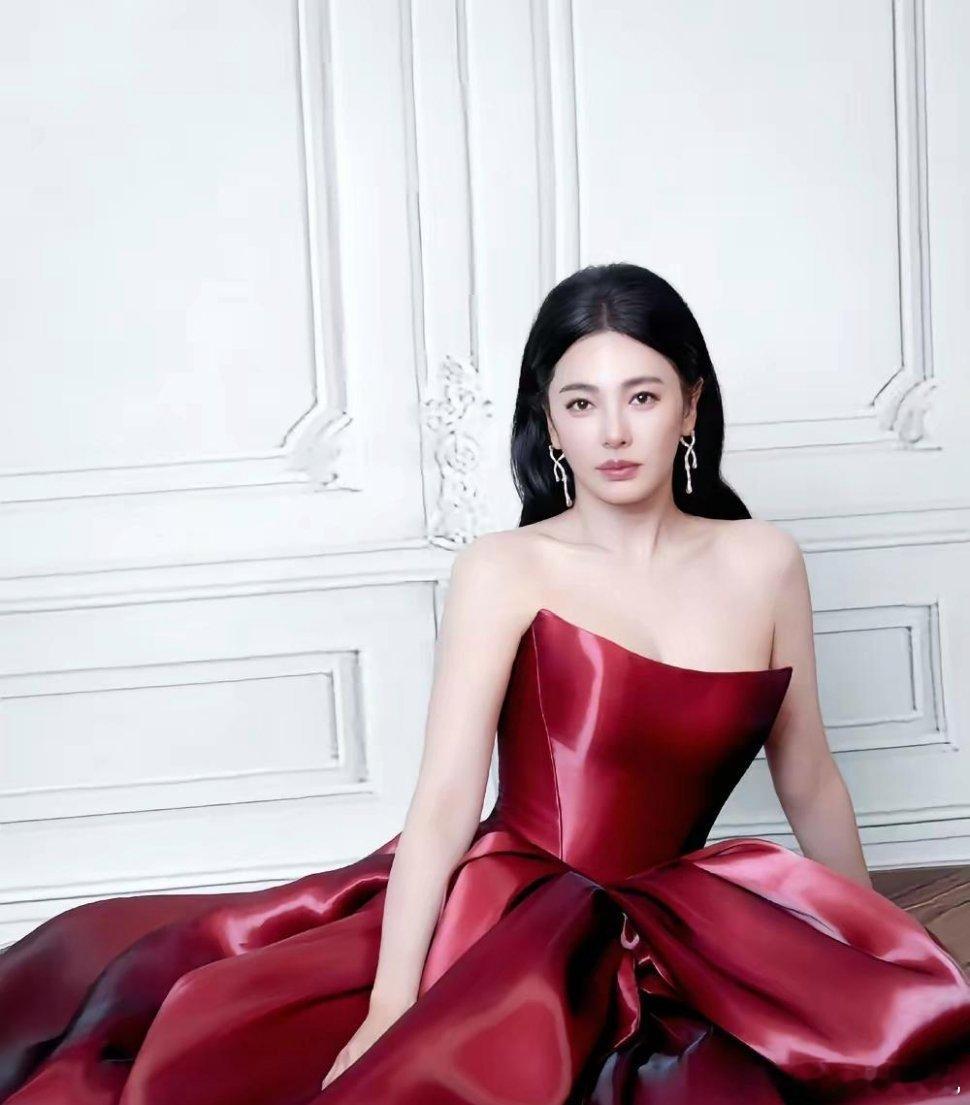 张雨绮现在怕是肠子都悔青了！当初为了立大女主敢说的人设，在脱口秀上明涵于适“马背