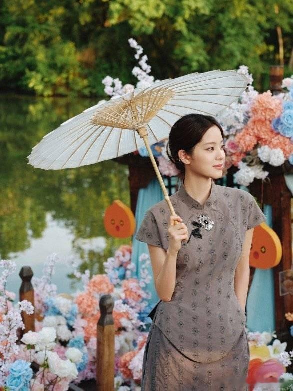 欧阳娜娜游船穿搭气质和穿搭真的是互相加成✨欧阳娜娜乘船出游的这身造型，温柔大方又