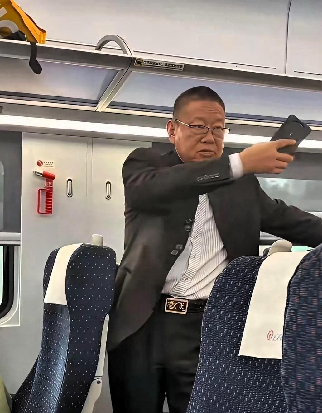 高铁上，那不到半岁的小婴儿哭得停不下来，宝妈怕吵到其他乘客，就抱着孩子去了车厢连