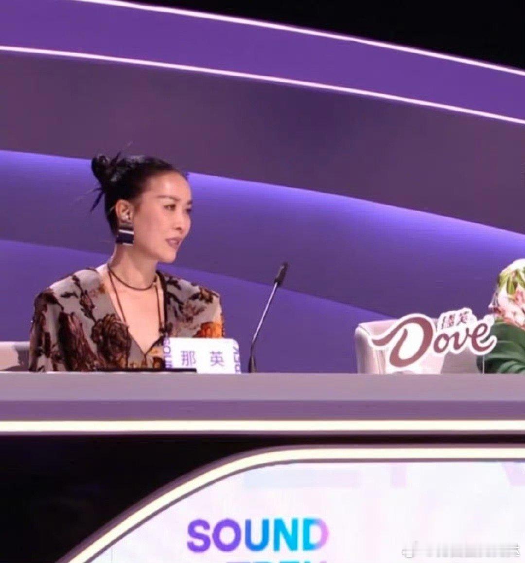 好家伙这回那英真的是距离魔丸只差一个红色背景了！赶紧英子这是看到了我们网上对她的