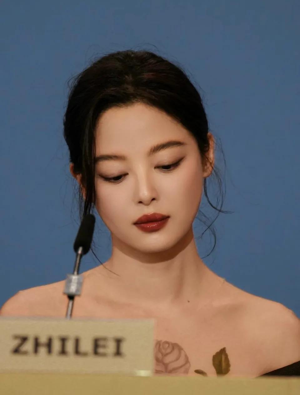 辛芷蕾发完你的发你的，姐姐好忙啊！2025年10月末，辛芷蕾开启“工作连环炸