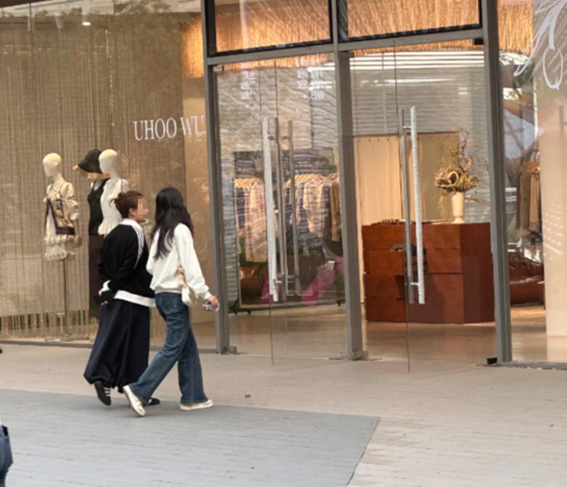 成都偶遇田亮叶一茜女儿，才过完18周岁生日的森碟背着价值4万的香奈儿包包，穿搭倒