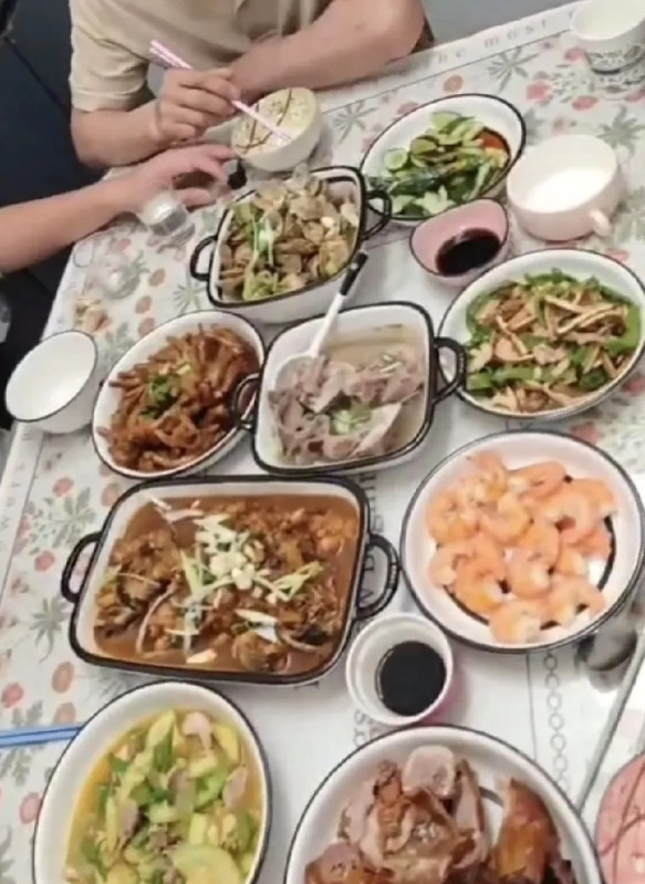 爸爸怎么变成亲戚了，给个东西还要给老公报备吗？爸爸说他准备买个电脑，有时候上传