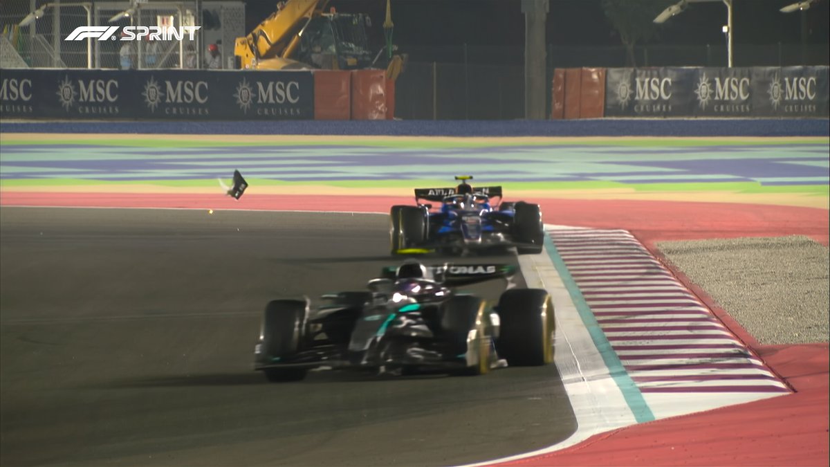 F1官方: 塞恩斯赛车前翼脱落, 暂列第8