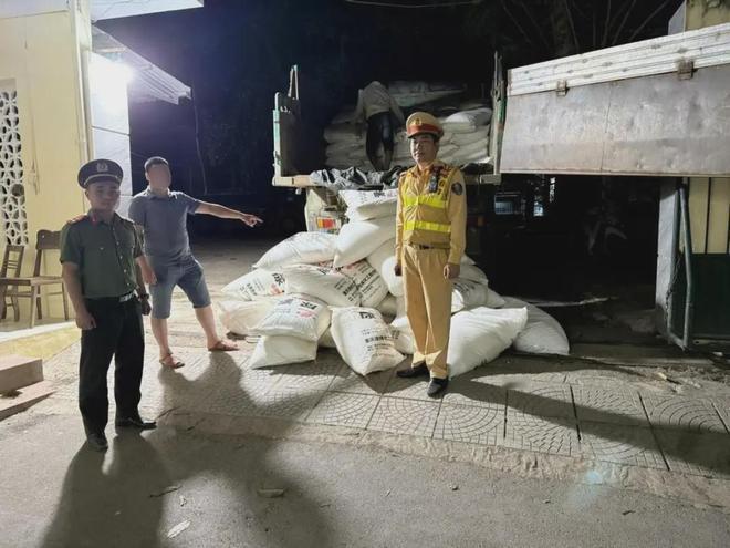 边境查获的不是芯片不是稀土，而是10吨尿素化肥，这事看着离谱，背后却是几千元一吨