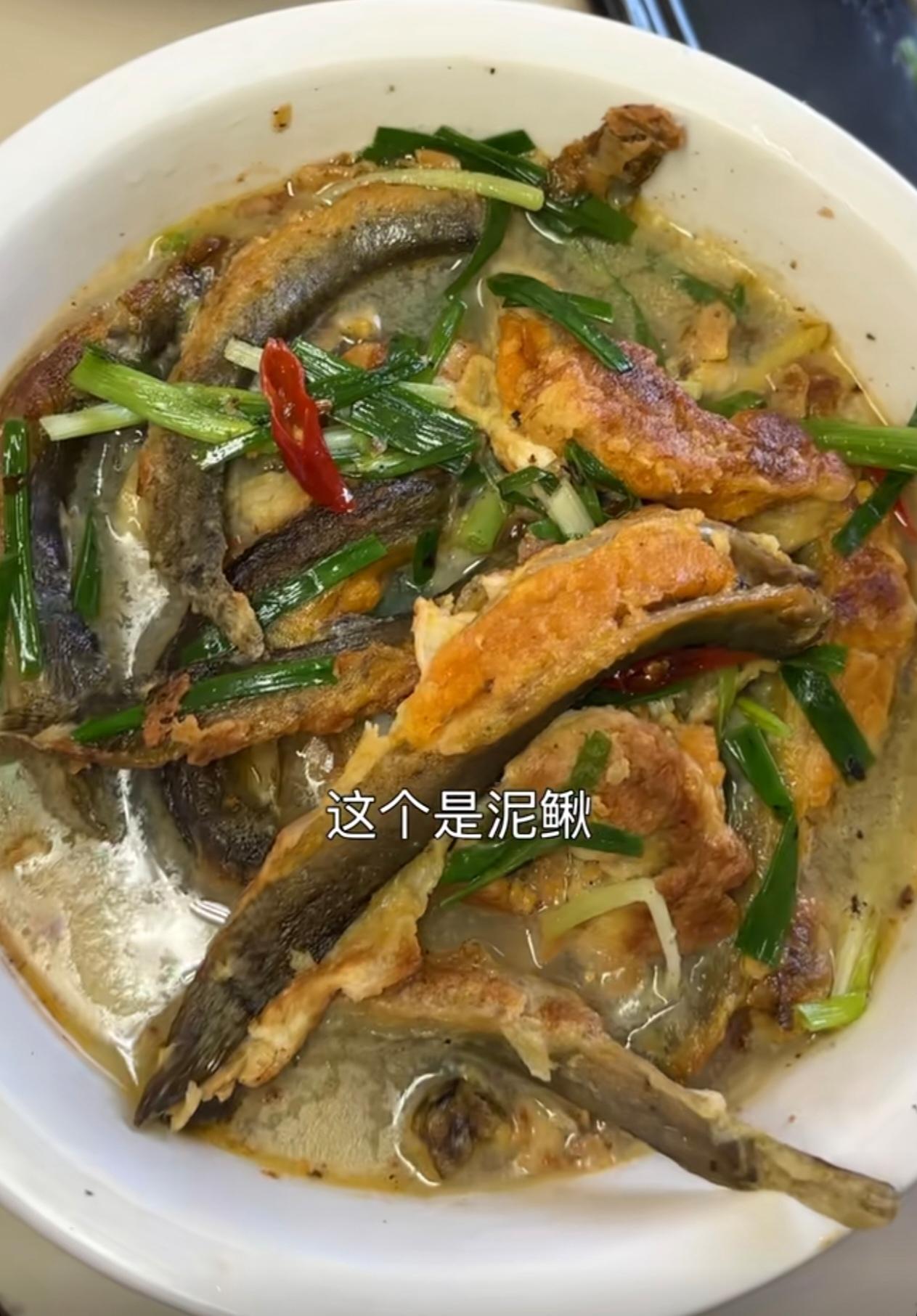 回老家看大伯，堂嫂直接安排上了地锅农家宴！炖泥鳅、麻辣小龙虾尾、