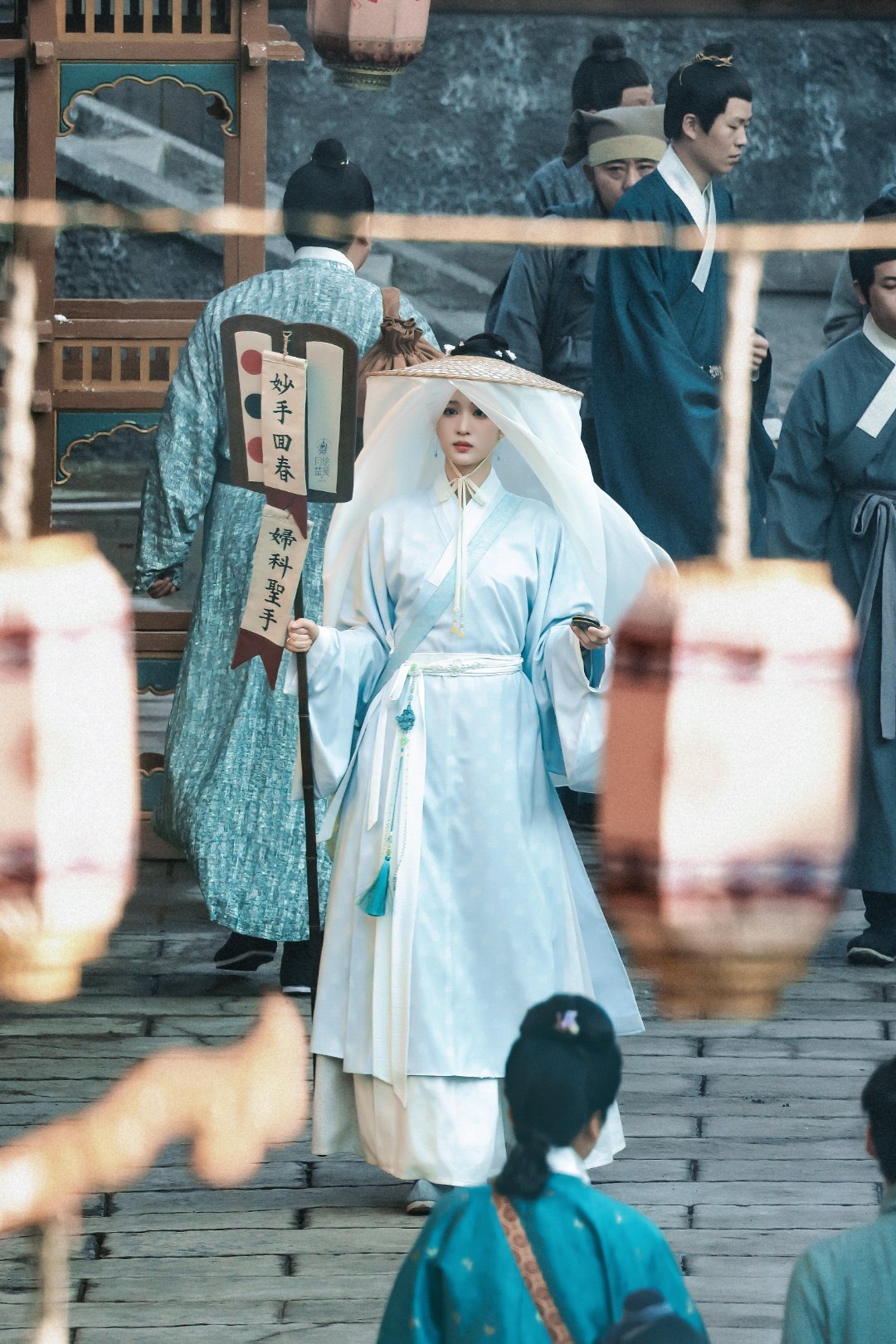 王楚然片场小猫咪谁能拒绝美而萌之的王楚然王楚然片场状态也太绝了！又美又软萌，自带