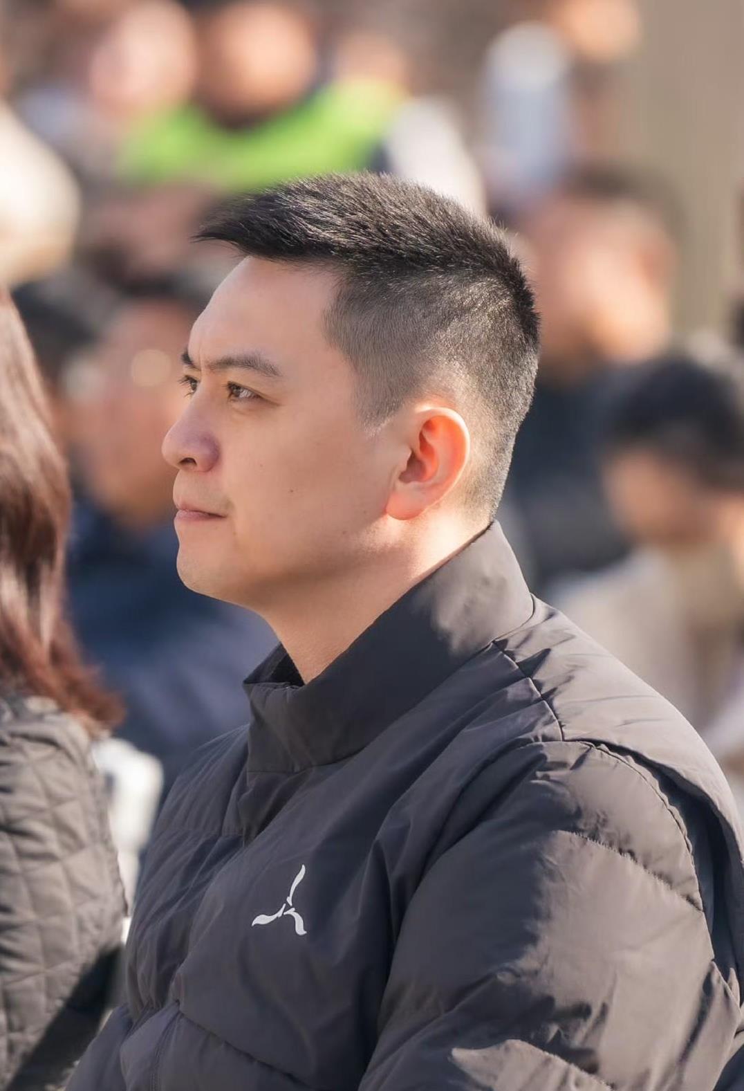 杨鸣不愧是冠军名帅，批假辽宁男篮小外援杰隆布朗一家游览沈阳故宫，文化认同，是融入