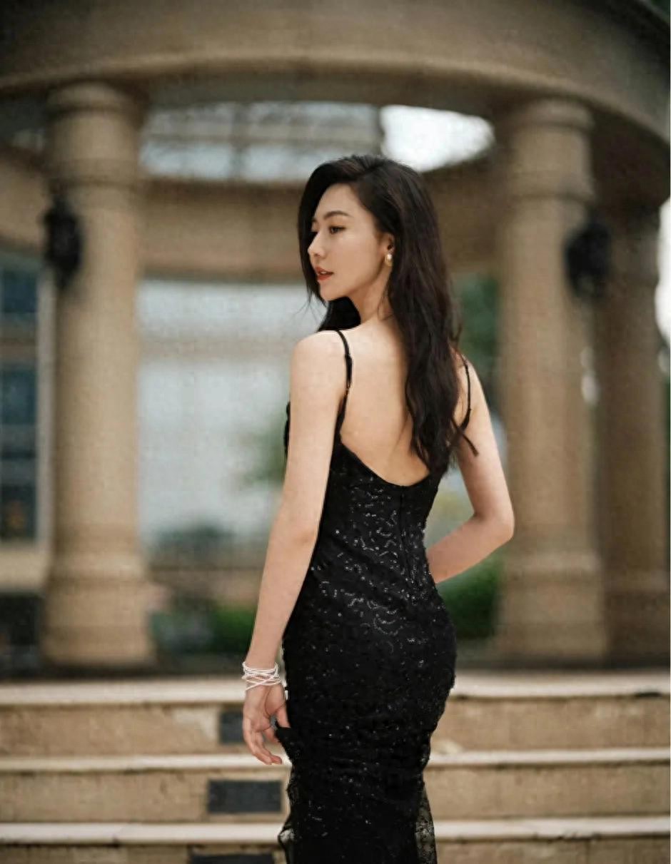 黄梦莹黑色吊带长裙，美艳动人