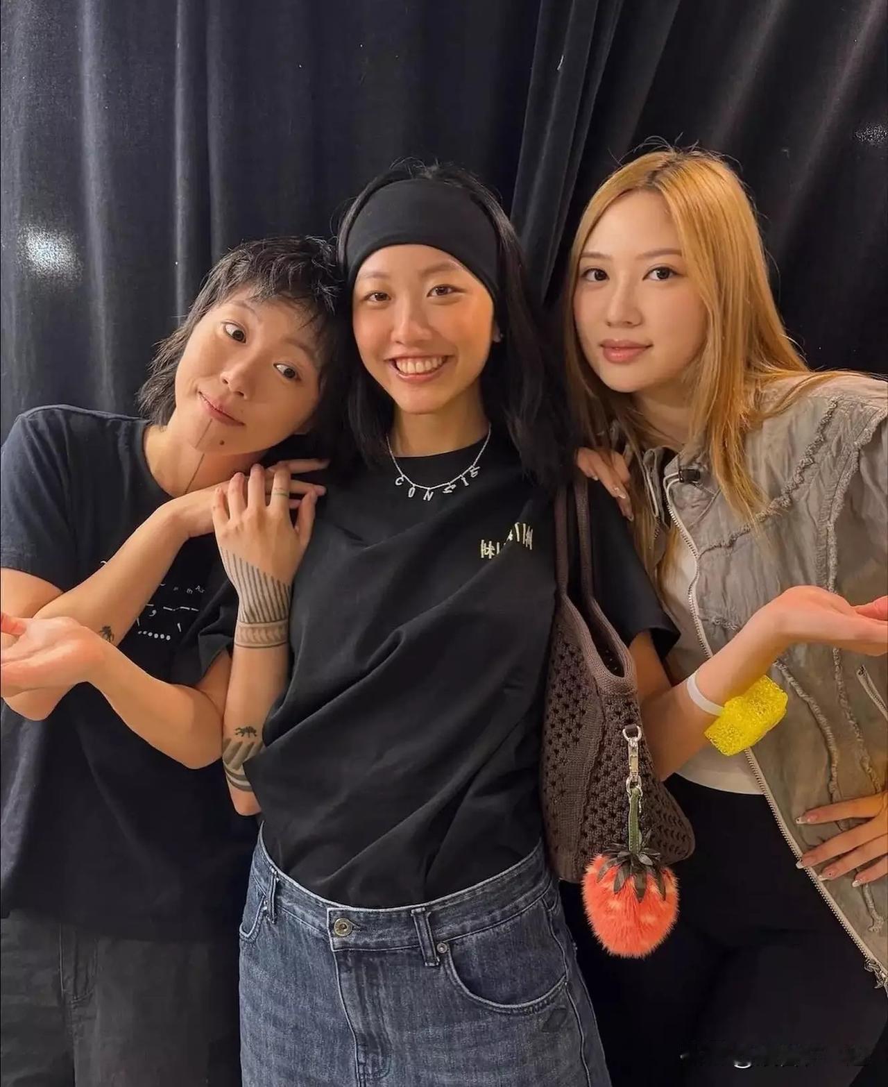 分享我这周有趣的事：三个明星的女儿友谊能这么好真是难得，大家能看出他们都是谁的女