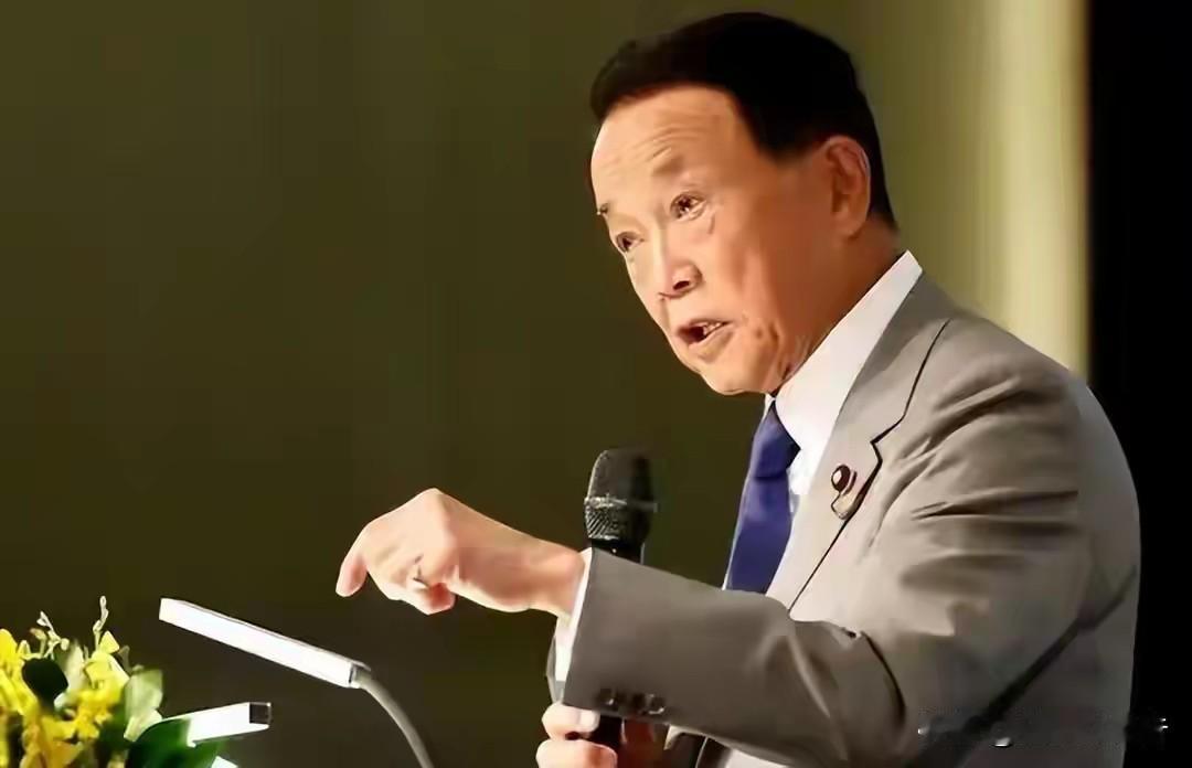 麻生一手把她推上台，高市两个月就翻脸，日本权力大戏开场了85岁的麻生太郎被记