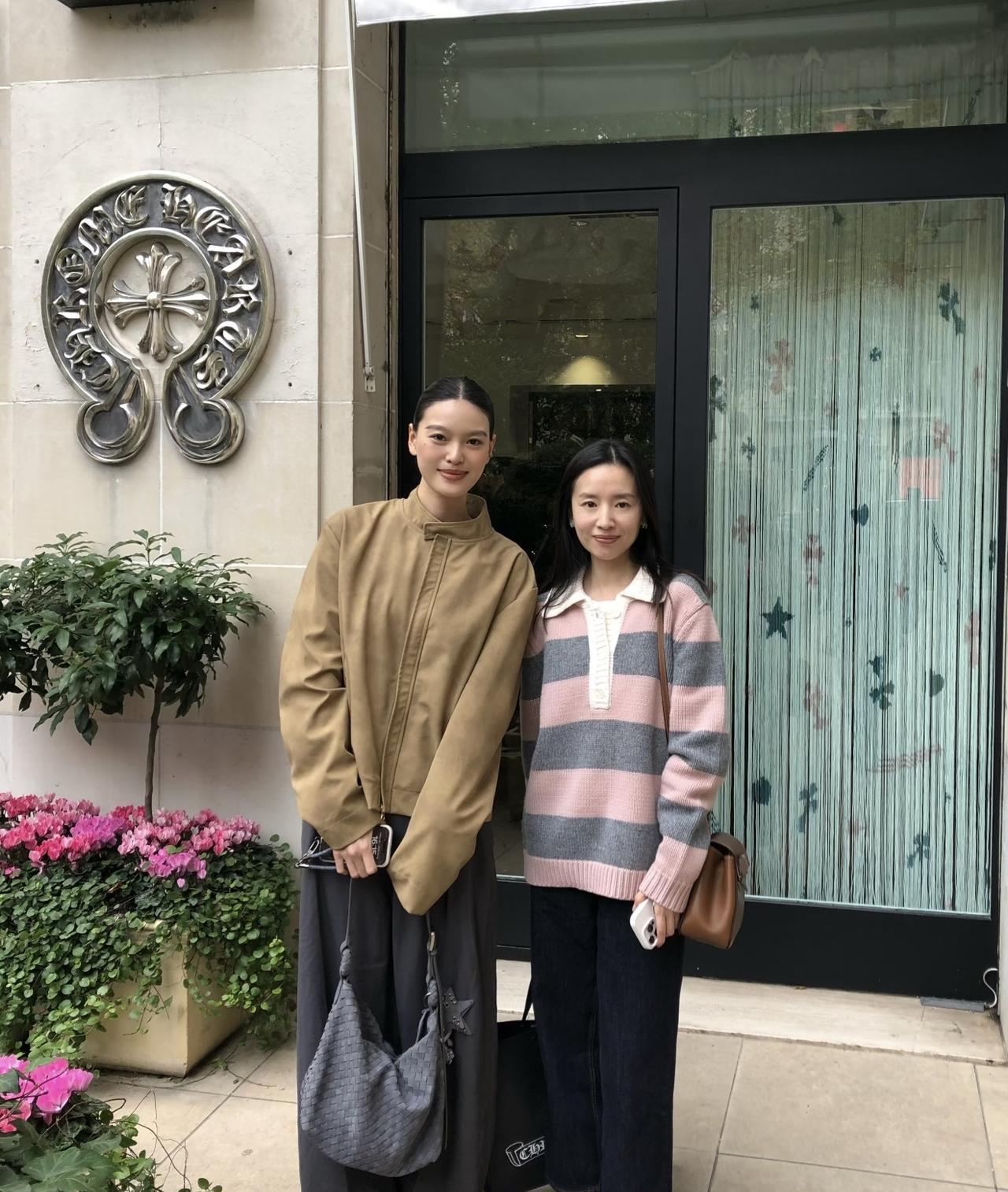 10月7日，有位模特小姐姐在巴黎偶遇董洁，两人开心合影的画面。董洁近日一直在巴