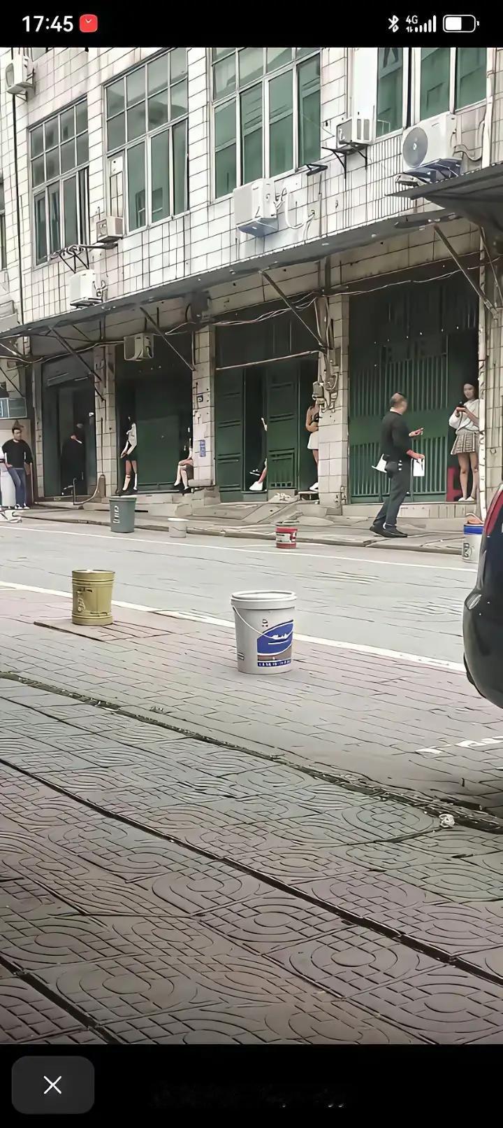 这场景比国外还洋气呢[笑着哭]