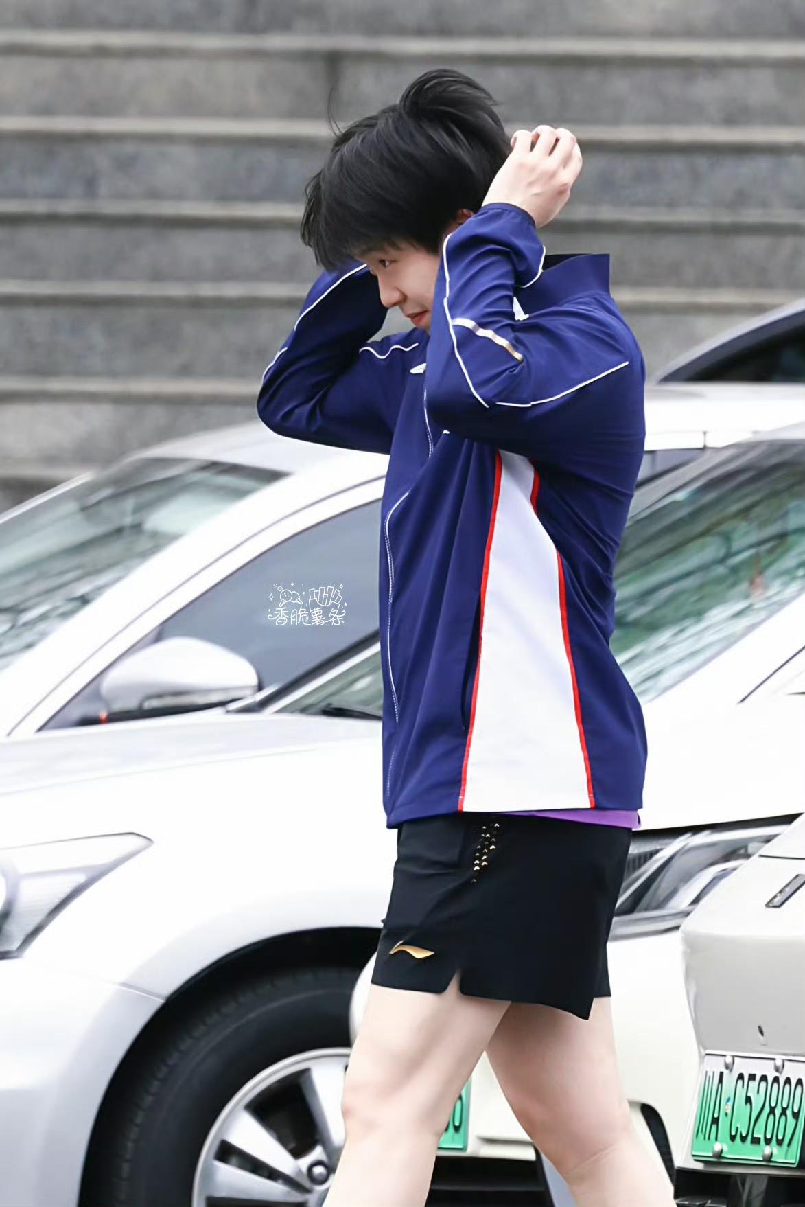 被王楚钦的“回头杀”戳中！随性穿搭+温柔眼神，这才是顶级氛围感！没有刻意摆拍