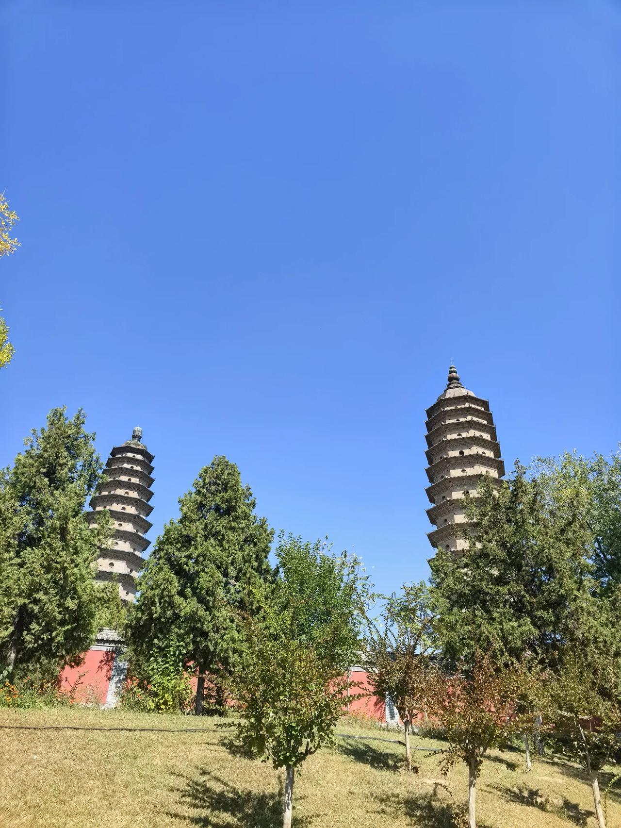 秋日生活打卡季太原双塔公园秋季很美，游人如织。