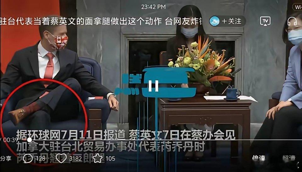 二郎腿不翘了，坐姿改了，眼神也清澈了，原来他们也会规规矩矩的坐好，尊重是靠自身实