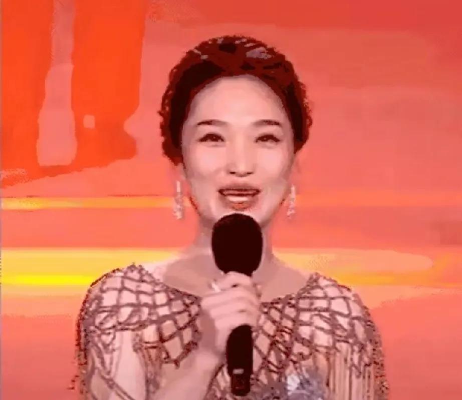 谢娜离开芒果台后野心尽显，一头扎进央视晚会舞台！电影频道活力之夜，她以四川籍主持