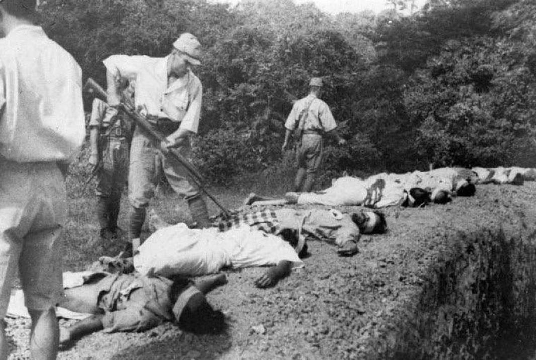 照片描绘的是1943年在新加坡被处决的英属印度战俘，这些战俘拒绝加入与日军合作的