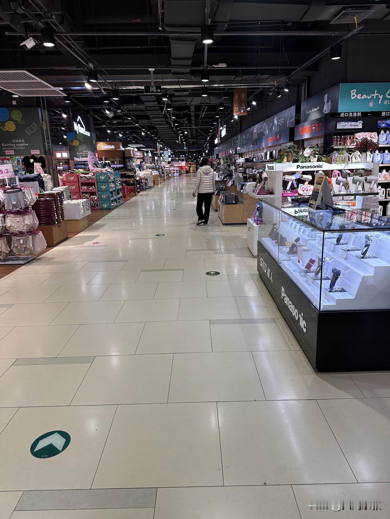 现在的超市靠什么存活上午逛了一个商场一个超市规模都挺大的就是没几个人商场