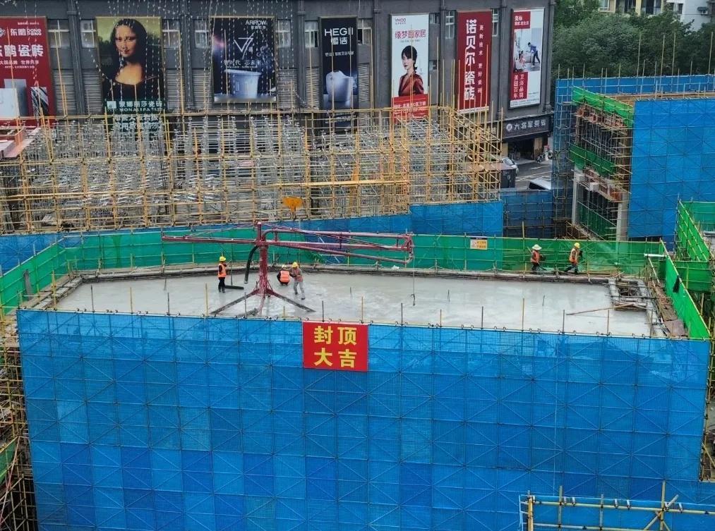 【石桥铺老街项目首栋主体结构封顶多举措确保工程节点如期达成】近日，记者从中交第