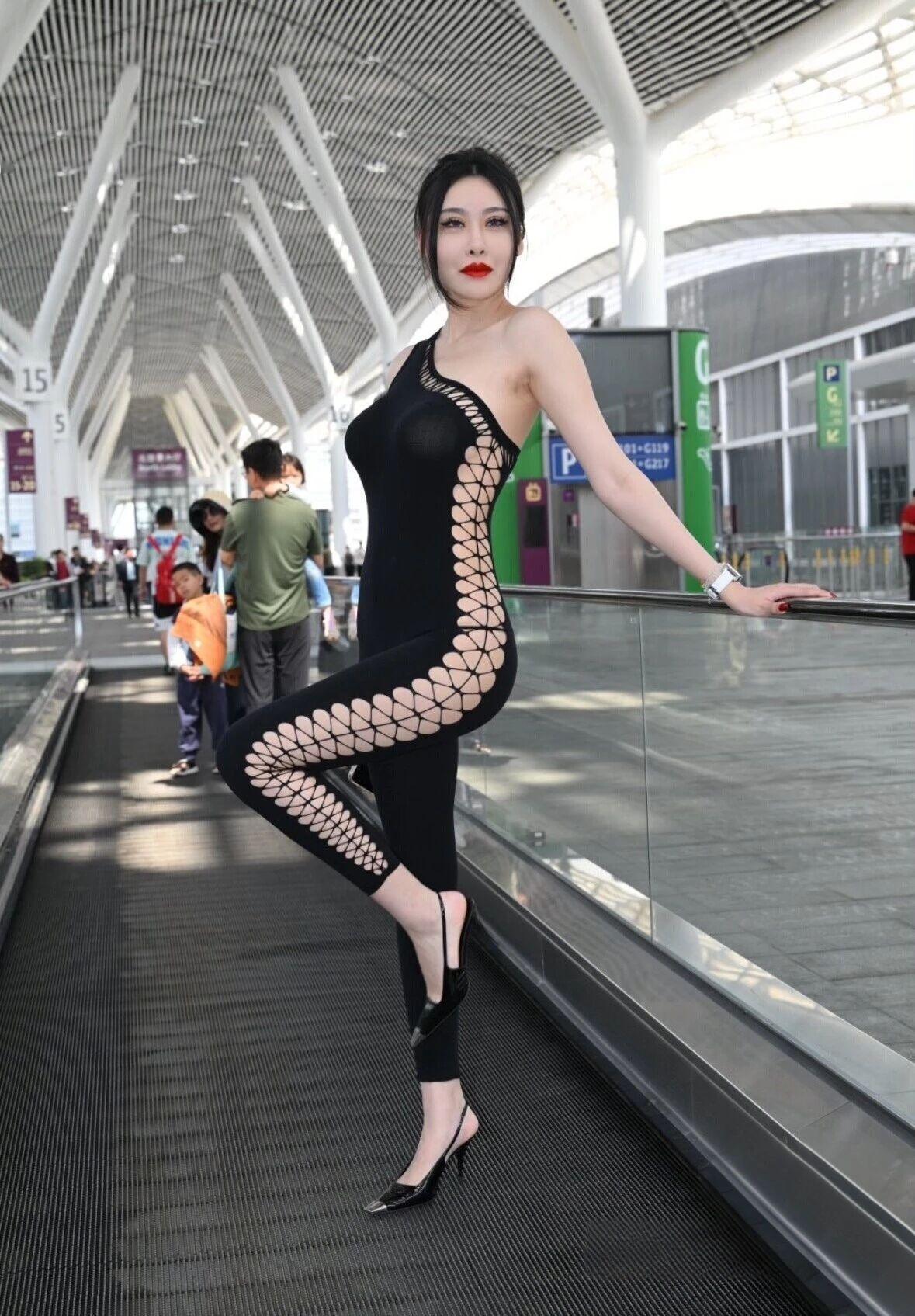 黑色单肩镂空紧身裙